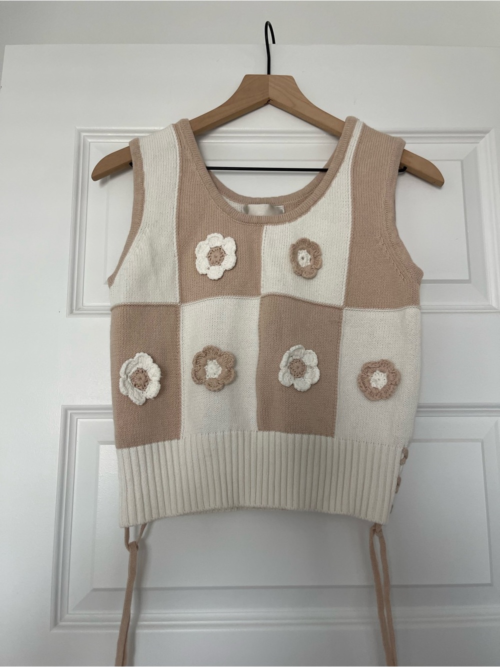 Women’s Checkerboard Knit Tank Top with Floral Appliqué - Beige/Cream